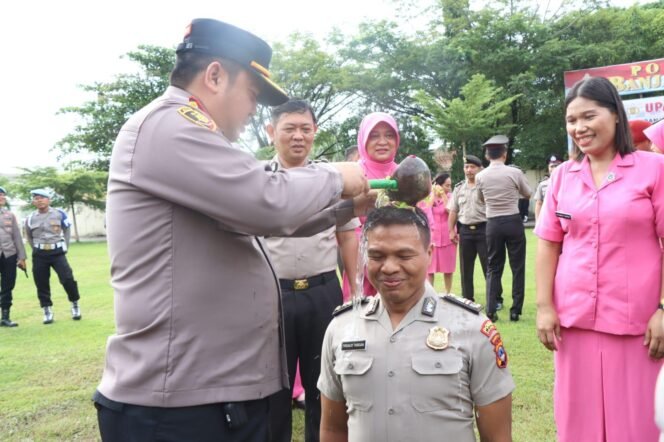 
 Polres Banjarbaru Gelar Upacara Kenaikan Pangkat Anggota Polri