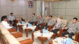 Bupati Banjar H Saidi Mansyur menerima audiensi Kepala Balai Prasarana Permukiman Wilayah (BPPW) Kalimantan Selatan, Denny Surya Martha, beserta jajarannya, di Mahligai Sultan Adam Martapura, Rabu (8/1/2025). foto-MC Banjar