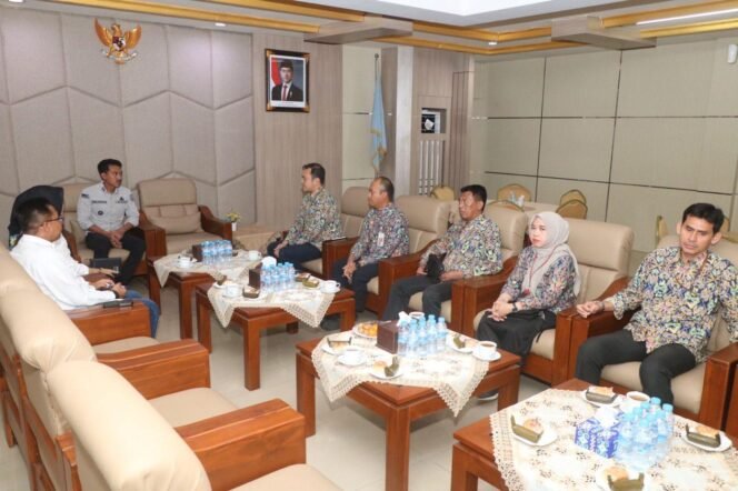 
 Bupati Banjar H Saidi Mansyur menerima audiensi Kepala Balai Prasarana Permukiman Wilayah (BPPW) Kalimantan Selatan, Denny Surya Martha, beserta jajarannya, di Mahligai Sultan Adam Martapura, Rabu (8/1/2025). foto-MC Banjar
