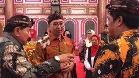 Menteri Kebudayaan Fadli Zon, Jenderal TNI (Purn) AM Hendropriyono dan Pangeran Cevi dari Kesultan Banjar berbincang bersama di Kraton Majapahit di Jalan Raya Hankam, Cipayung, Jakarta Timur.  (foto : ist/Pr, Cevi)