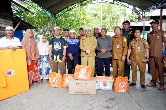 
 Pemkab Banjar Salurkan Bantuan Kepada Korban Kebakaran di Astambul Seberang