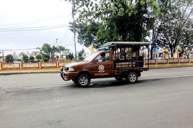 
 Satpol PP Kotabaru Tertibkan PKL di Depan Eks Kantor Bupati