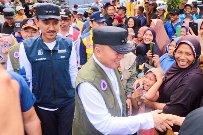 
 Bupati Banjar dan Gubernur Ringankan Beban Warga Kebanjiran di Sungai Tabuk