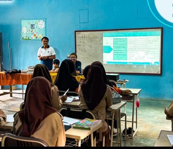 
 Indocement Tarjun Berikan Pelajaran Tambahan di SMP dan SMA Terbuka Desa Langadai