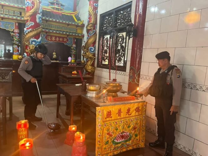 
 Jelang Imlek, Polres Kotabaru Sterilisasi di Klenteng An Hwa Tian