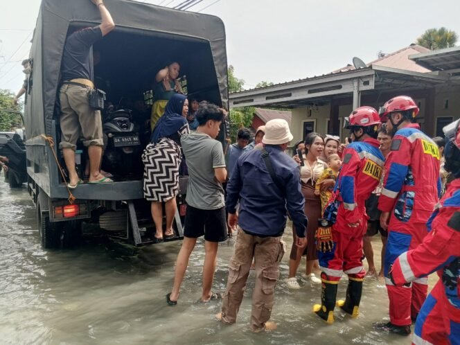 
 Tantangan Petugas DPKP Banjar Saat Evakuasi Korban Banjir