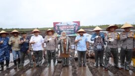 Polda Kalsel menggelar penanaman jagung di lahan seluas 120 hektare yang berlokasi di Jalan Gubernur Syarkawi, Sungai Tabuk, Kabupaten Banjar, Selasa (21/1/2025). foto-istimewa