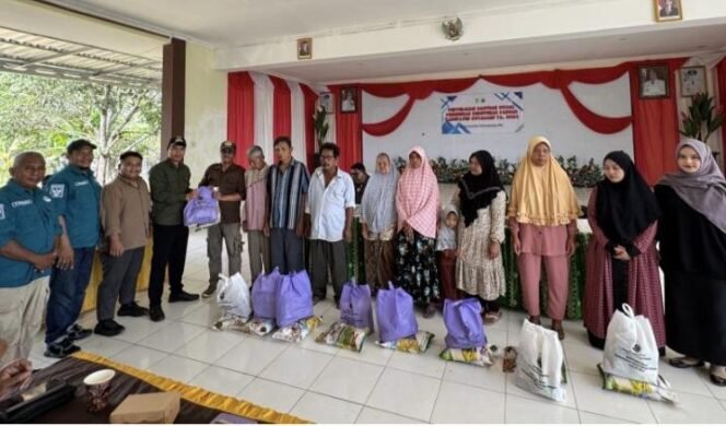 
 Desa Serongga Kotabaru Bagikan Bansos untuk Warga Tidak Mampu