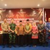 Berfoto bersama usai KPU Kotabaru menetapkan pasangan bupati dan wakil bupati terpilih, Kamis (9/1/2025).