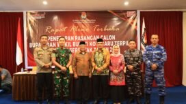 Berfoto bersama usai KPU Kotabaru menetapkan pasangan bupati dan wakil bupati terpilih, Kamis (9/1/2025).