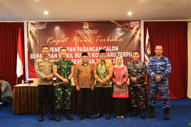 
 Berfoto bersama usai KPU Kotabaru menetapkan pasangan bupati dan wakil bupati terpilih, Kamis (9/1/2025).