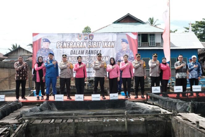 
 Sambang Nusa Presisi, Polda Kalsel Gelar Baksos dan Penebaran Bibit Ikan