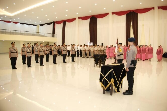 
 Sertijab Pejabat Utama Polda Kalsel serta dua Kapolres di Auditorium Polda Kalsel, Banjarbaru, Jumat (10/1/2025) pagi. foto-istimewa