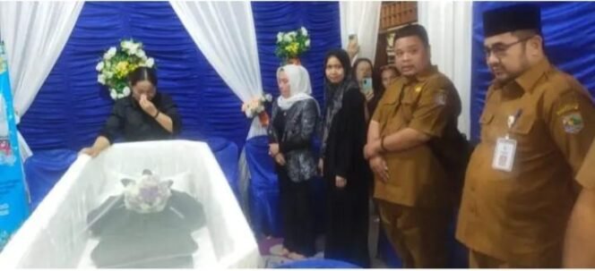 
 Bupati Kotabaru Beri Penghormatan Terakhir kepada Mendiang Jerry Lumenta