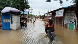 Kondisi banjir di Jalan Martapura Lama, Kecamatan Martapura Timur, Kabupaten Banjar, Kamis (16/1/2025). foto-haris