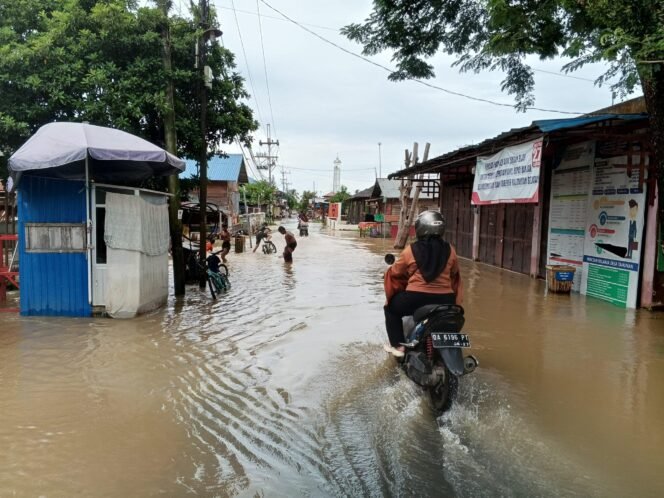 
 Kondisi banjir di Jalan Martapura Lama, Kecamatan Martapura Timur, Kabupaten Banjar, Kamis (16/1/2025). foto-haris