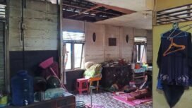Nenek Rohani Ahmad (75), warga Desa Mekar, Martapura Timur hanya pasrah rumahnya tak kunjung dapat program bedah rumah. foto-haris