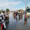 Luapan Air Sungai Martapura Genangi Jalan dan Halaman Rumah Warga di Desa Mekar, Martapura Timur, Kabupaten Banjar. foto-haris