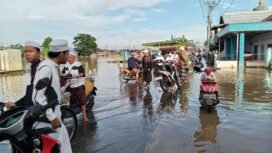 Luapan Air Sungai Martapura Genangi Jalan dan Halaman Rumah Warga di Desa Mekar, Martapura Timur, Kabupaten Banjar. foto-haris