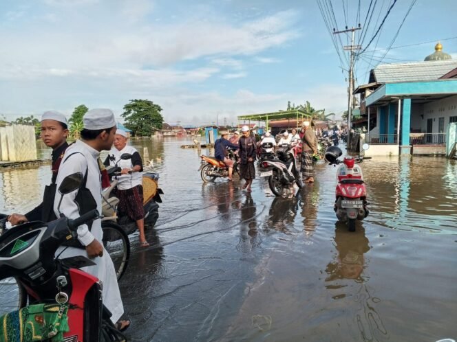 
 Luapan Air Sungai Martapura Genangi Jalan dan Halaman Rumah Warga di Desa Mekar, Martapura Timur, Kabupaten Banjar. foto-haris