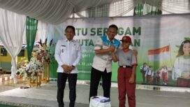 Penyerahan Bantuan Satu Seragam Sejuta Harapan Oleh Presdir PT Adaro Indonesia foto:WAN