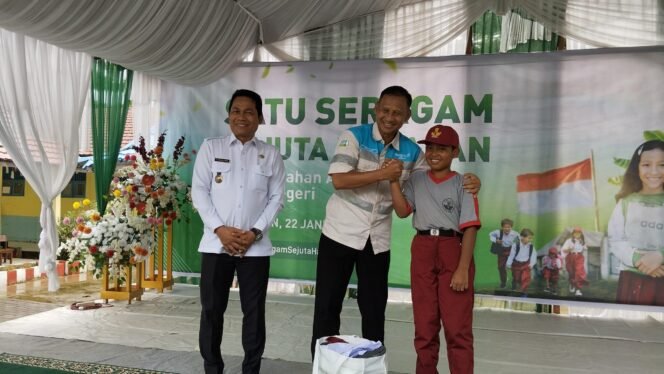 
 Penyerahan Bantuan Satu Seragam Sejuta Harapan Oleh Presdir PT Adaro Indonesia foto:WAN