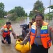 Polisi turut membantu mengevakuasi warga terdampak banjir di Kampung Karangan RT 02 Kelurahan Landasan Ulin Timur, Kota Banjarbaru, Kamis ( 23/1/2025) siang. foto-istimewa