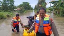 Polisi turut membantu mengevakuasi warga terdampak banjir di Kampung Karangan RT 02 Kelurahan Landasan Ulin Timur, Kota Banjarbaru, Kamis ( 23/1/2025) siang. foto-istimewa