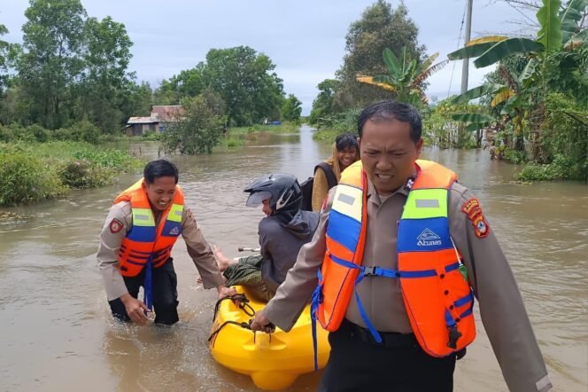
 Polisi turut membantu mengevakuasi warga terdampak banjir di Kampung Karangan RT 02 Kelurahan Landasan Ulin Timur, Kota Banjarbaru, Kamis ( 23/1/2025) siang. foto-istimewa