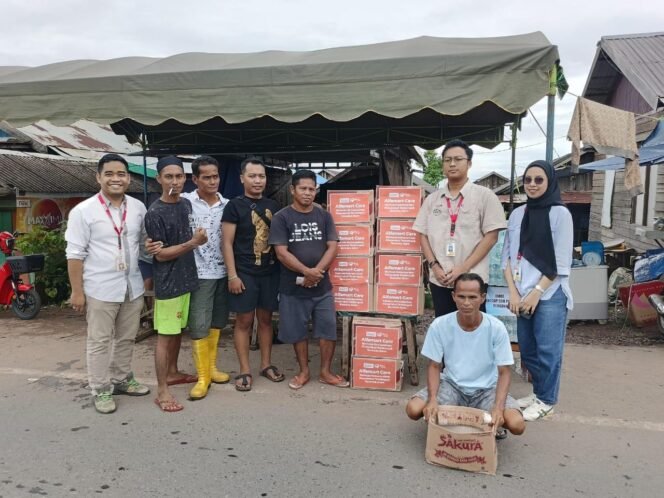 
 Alfamart salurkan bantuan kepada korban kebanjiran di Kota Banjarbaru, Kamis (23/1/2025). foto-istimewa