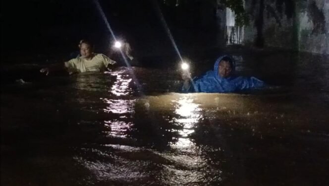 
 Banjir 2 Meter, Warga Martapura Dievakuasi