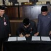 Rapat Paripurna DPRD Provinsi Kalsel, dengan agenda penetapan gubernur dan wakil gubernur terpilih Pilkada 2024, Rabu (15/01/2025). Foto-adpim