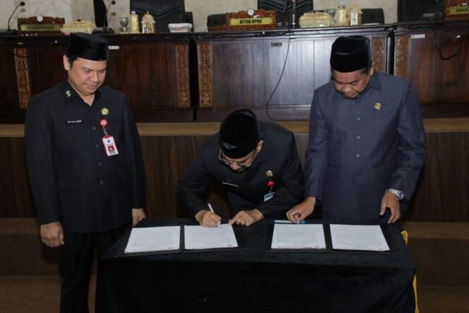 
 Rapat Paripurna DPRD Provinsi Kalsel, dengan agenda penetapan gubernur dan wakil gubernur terpilih Pilkada 2024, Rabu (15/01/2025). Foto-adpim