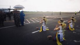 Pemprov Kalsel Suguhkan Tarian Baksa Kambang sambut kedatangan Panglima Komando Armada II, Laksamana Muda TNI Ariantyo Condrowibowo, di Bandara Syamsudin Noor, Sabtu (18/1/2025). foto-adpim