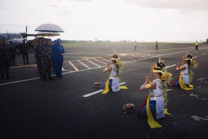 
 Pemprov Kalsel Suguhkan Tarian Baksa Kambang sambut kedatangan Panglima Komando Armada II, Laksamana Muda TNI Ariantyo Condrowibowo, di Bandara Syamsudin Noor, Sabtu (18/1/2025). foto-adpim