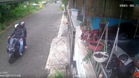 Terduga pelaku pembobolan rumah terekam oleh CCTV warga di Pulau Laut Utara Kotabaru, Senin (17/2/2025).