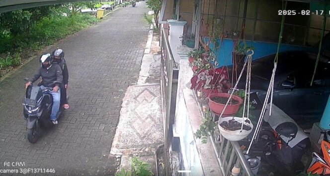 
 Terduga pelaku pembobolan rumah terekam oleh CCTV warga di Pulau Laut Utara Kotabaru, Senin (17/2/2025).