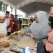 Momen Wabup Banjar Said Idrus Alhabsyie mengunjungi stan pedagang Pasar Wadai Ramadan usai seremoni pembukaan pasar tersebut di samping Alun-Alun Ratu Zalecha Martapura,  Kamis (23/3/2023). Foto-RSB