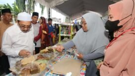 Momen Wabup Banjar Said Idrus Alhabsyie mengunjungi stan pedagang Pasar Wadai Ramadan usai seremoni pembukaan pasar tersebut di samping Alun-Alun Ratu Zalecha Martapura,  Kamis (23/3/2023). Foto-RSB