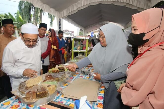 
 Momen Wabup Banjar Said Idrus Alhabsyie mengunjungi stan pedagang Pasar Wadai Ramadan usai seremoni pembukaan pasar tersebut di samping Alun-Alun Ratu Zalecha Martapura,  Kamis (23/3/2023). Foto-RSB