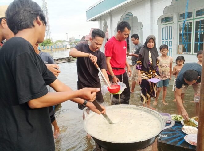 
 Tak Mencukupi, Korban Banjir di Murung Mesjid ‘Sulap’ Logistik Bantuan Jadi Bubur