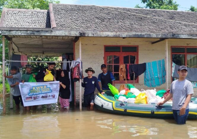 
 KWKB Salurkan Bantuan untuk Korban Banjir ke Desa Terisolir