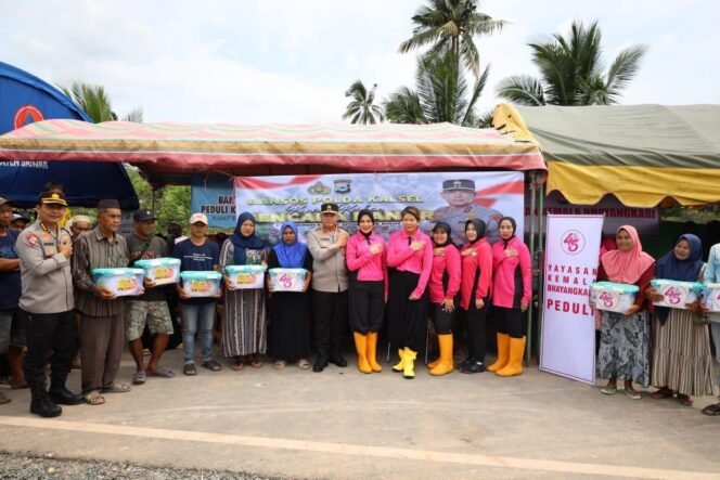 
 Kapolda Kalsel Salurkan Bantuan untuk Korban Banjir di Munggu Raya