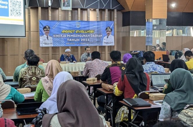 
 Bappedalitbang Banjar menggelar Rapat Evaluasi Kinerja Pembangunan Daerah Tahun 2024 di Aula Baiman Martapura, Kamis (13/2/2025) pagi. foto-RSB