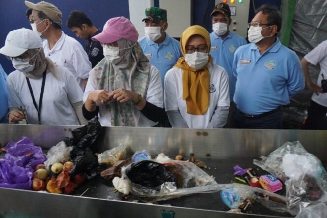 
 Desa Indrasari, Martapura, Kabupaten Banjar menjadi salah satu dari 8 desa/kelurahan menjadi lokasi gelaran Peringatan Hari Peduli Sampah Nasional (HPSN) tahun 2025, Sabtu (15/2/2025). foto-rsb