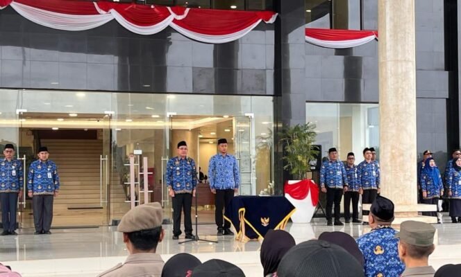 
 Bupati Kotabaru Sayed Jafar memimpin apel, Senin (17/2/2025). foto-diskominfokotabaru