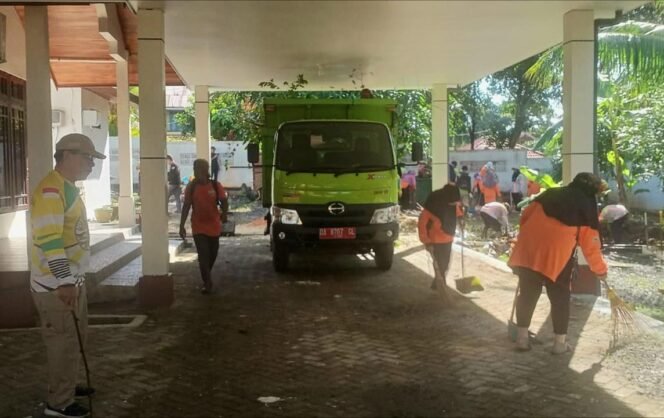 
 DLH Kotabaru Bersihkan Rumah Dinas Bupati dan Wabup