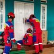 Petugas Dinas Damkar dan Penyelamatan (DPKP) Banjar saat membuka pintu rumah yang terkunci, Sabtu (15/2/2025). foto-istimewa
