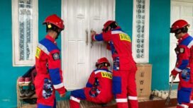 Petugas Dinas Damkar dan Penyelamatan (DPKP) Banjar saat membuka pintu rumah yang terkunci, Sabtu (15/2/2025). foto-istimewa