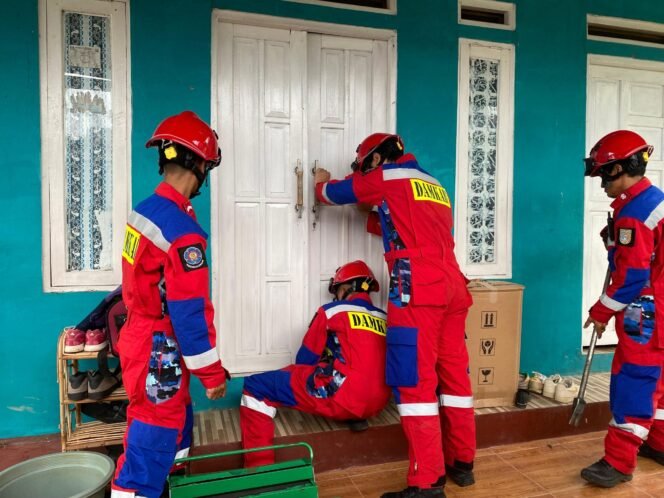 
 Petugas Dinas Damkar dan Penyelamatan (DPKP) Banjar saat membuka pintu rumah yang terkunci, Sabtu (15/2/2025). foto-istimewa